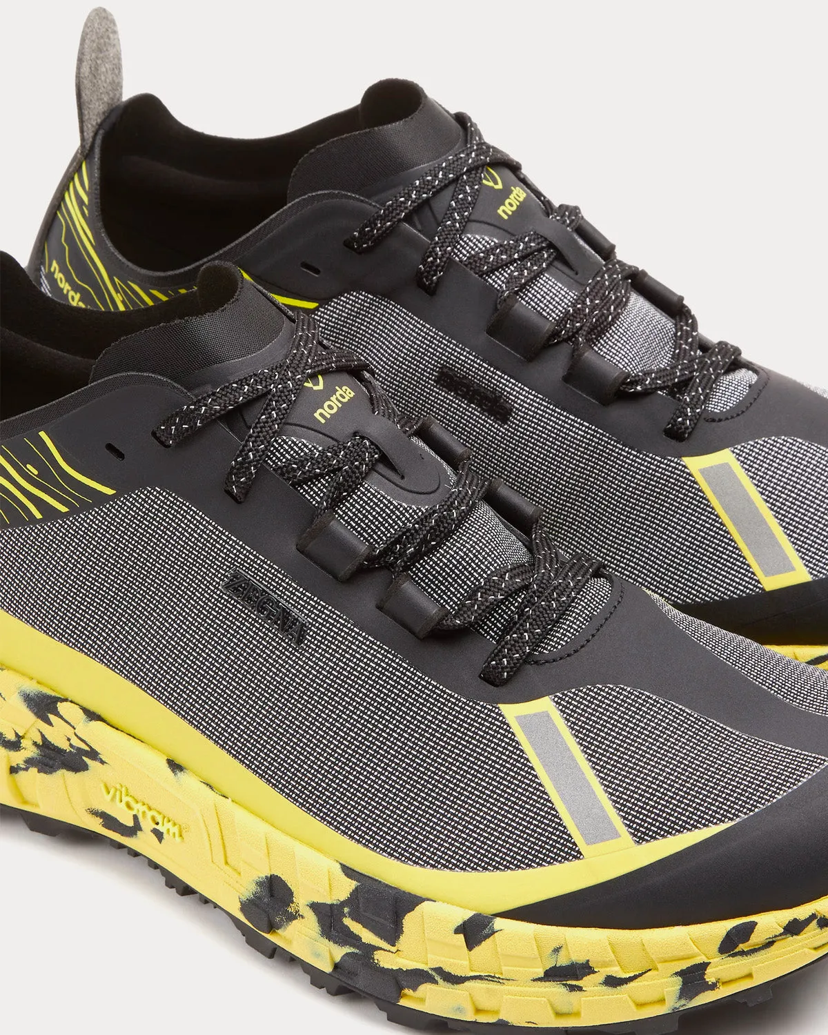 001 Black / Yellow Running Shoes